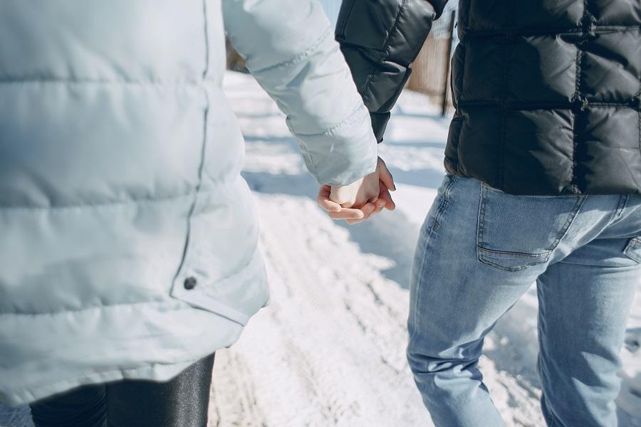 couple de dos qui se tient la main