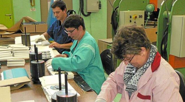 des travailleurs d'ESAT en pleine activité de conditionnement
